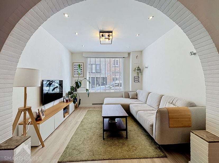Op zoek naar een woning met karakter, ruimte én een rustige ligging? Deze charmante woning combineert het beste van twee werelden: een aangename woono
