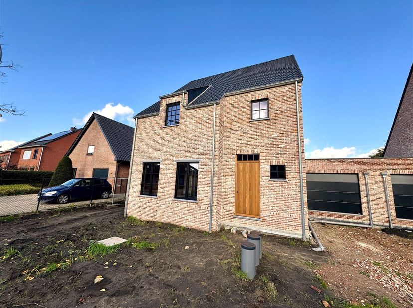 Ontdek dit kleinschalige, exclusieve nieuwbouwproject van slechts twee riante, vrijstaande woningen (ca. 294 m² bruto per woning!). Gelegen op een zel