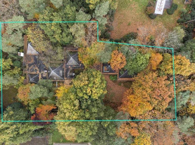 Verscholen in de natuur, in 1 van de mooiste lanen van Vriesdonk, rustig en residentieel: Architectenwoning op ca. 5.710 m². <br />
De gelijkvloerse v