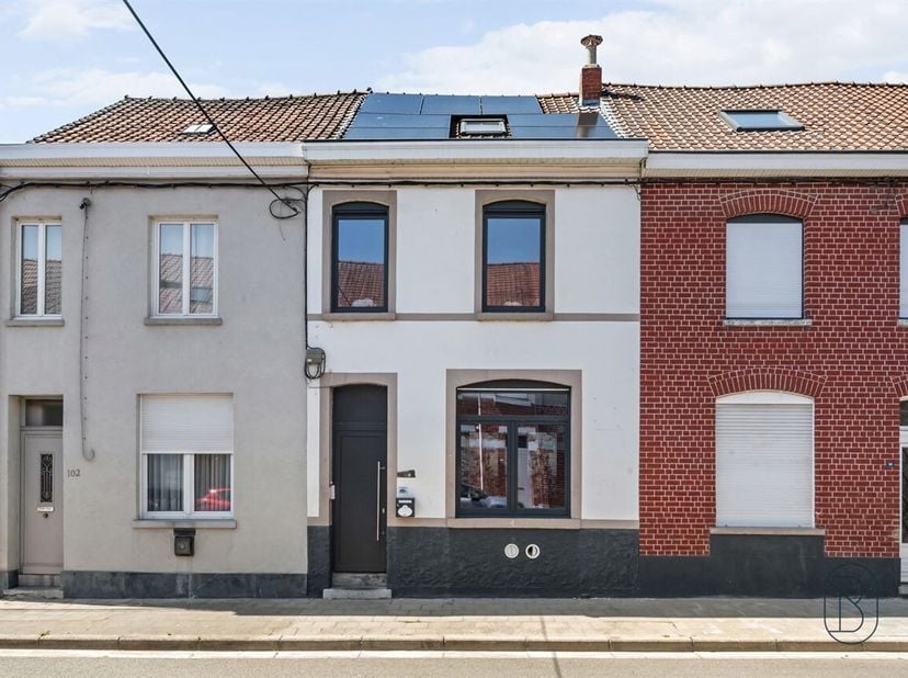 Volledig gerenoveerde woning  Modern comfort en uitstekende EPC. <br />
Gelegen in een bijzonder gegeerde straat in Luingne, wacht deze charmante woni