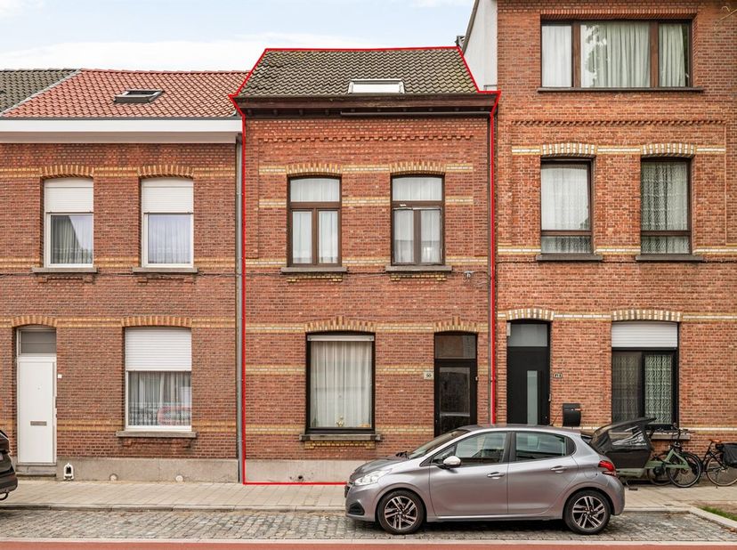 Locatie: Dit huis is gelegen in de rustige Eikenlei in Hoboken, een aangename woonomgeving met een vlotte bereikbaarheid. Winkels, scholen en openbaar