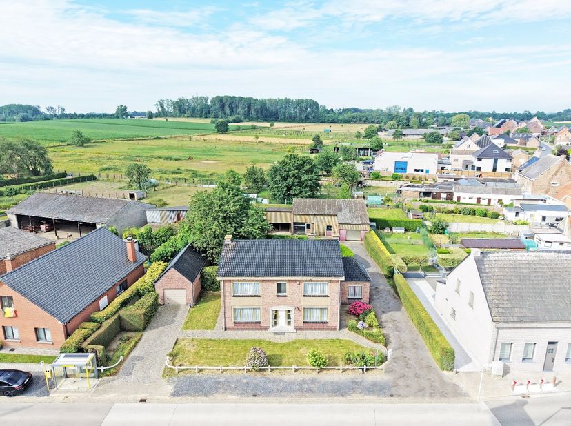 Dit prachtig landhuis dateert uit einde de jaren '60, en situeert zich langsheen Kattenbos te Sint-Lievens-Houtem (Vlierzele), zeer centraal gelegen,