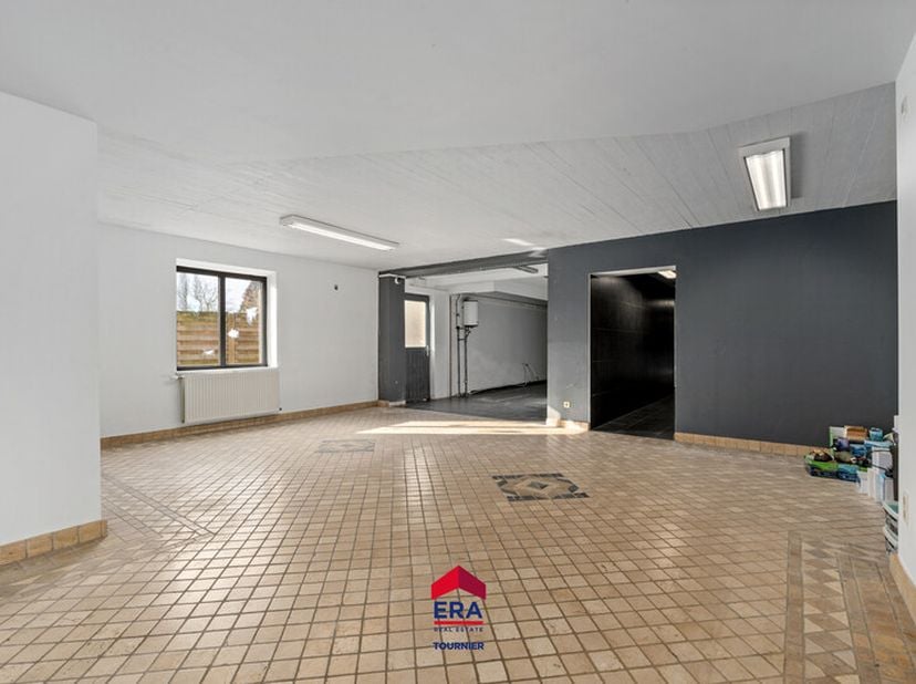 strong&amp;gt;Energiezuinige eigendom met commerciële ruimte, magazijn en gerenoveerde woonst op topligging Deze veelzijdige eigendom combineert wonen, we