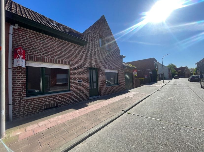 Geluwe: huis met 2 slaapkamers, garage en tuin te koopindeling:Inkom, slaapkamer vooraan, living, slaapkamer achteraan, badkamer, veranda, keuken, kel
