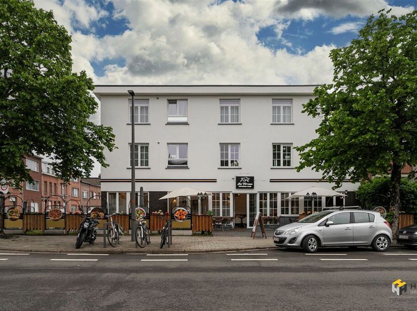 Immeuble de rapport (322 m²) composé d'un rez-de-chaussée commercial et de 2 appartements à Wilrijk<br />
Ce bien de rendement récent datant de 2023 e