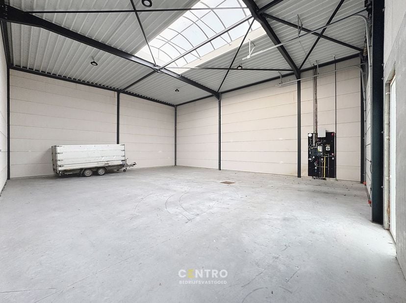 Benaderende AFMETINGEN:&amp;nbsp;<br />
12m breed x 15,29m diep<br />
1 parkeerplaats voor de deur<br />
<br />
AFWERKING:<br />
<br />
	Stalen constructi