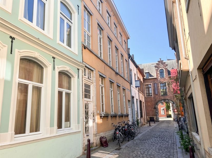 Quelques chambres se libèrent dans cette maison d'étudiants bien entretenue pour l'année académique 2026-2027 ! Cette chambre confortable avec son pro