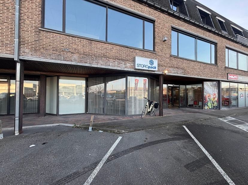 Propriété commerciale d'environ 120 m² à louer à Harelbeke.<br />
<br />
Les avantages de cette propriété commerciale :<br />
- Surface : 120 m², idéa