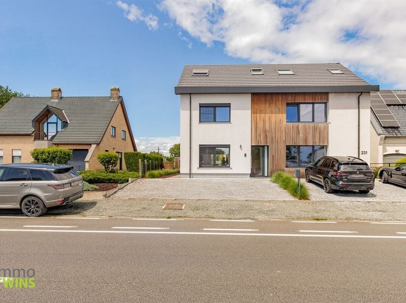 Prachtig gerenoveerde halfopen bebouwing met tuin en oprit in Dendermonde | BEZOEKDAG 20 juni op afspraak<br />
Ontdek deze volledig gerenoveerde half
