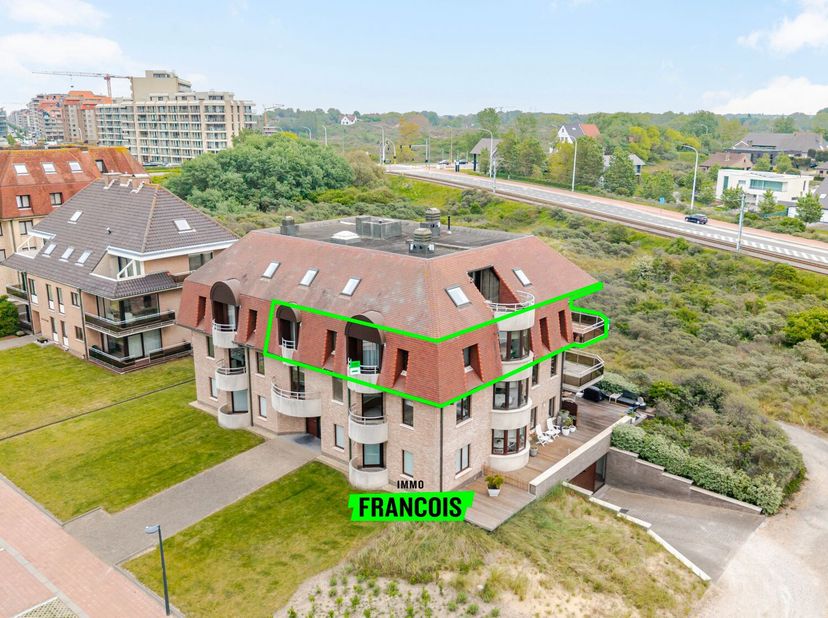 In het gegeerde Oostduinkerke/Nieuwpoort (Groenendijk) op een absolute TOPLIGGING bevindt zich dit lichtrijke hoekappartement van maar liefst 140m2 be