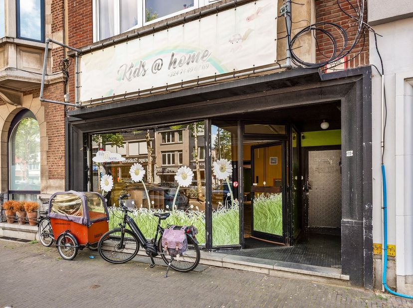 Local commercial de plain-pied (117 m²) avec jardin urbain aménagé, offrant de nombreuses possibilités pour des activités indépendantes ou une profess