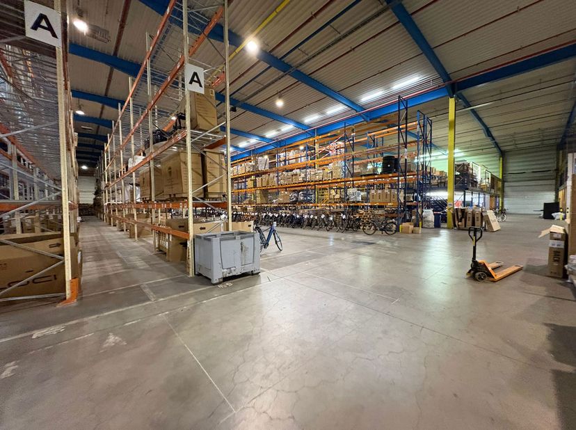 Hoog magazijnruimte van 2.500m² Uitstekend gelegen nabij de Gentseweg (N43) en vlakbij de E17 op- en afrit 5 Waregem.<br />
- 2 laadkades<br />
- ruim