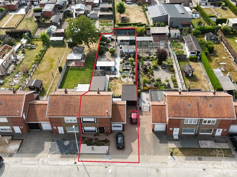 In de Firmin Deprezstraat, op een boogscheut van het centrum van Kortemark, bevindt zich deze verzorgde woning met praktische bijgebouwen en een prach
