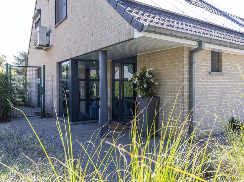 Op zoek naar een ruime en energiezuinige gezinswoning in een rustige, kindvriendelijke omgeving? Dan is deze recent geüpgradede woning, gebouwd in 200
