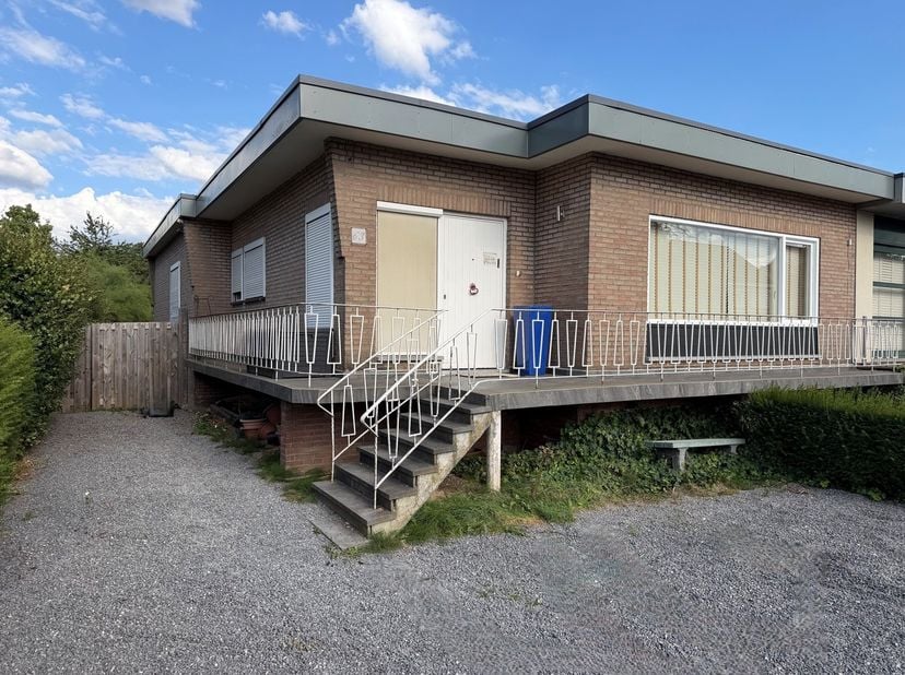 De woning is gelegen in een rustige, residentiële omgeving, dichtbij de oude dorpskern van Neerharen, en in de nabijheid van wandelgebieden.<br />
Het
