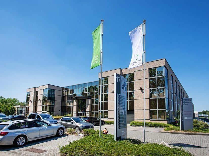267m² d'espace de bureau au 2ème étage (extensible à 538m²)<br />
Emplacement : le long de l'E19<br />
Spécifications : vitrage double anti-solaire et