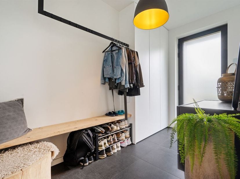 Cette maison, construite en 2020, est située dans la Rabesdijk, une rue calme de Bouwel.<br />
Au rez-de-chaussée, la maison dispose dun vaste hall de