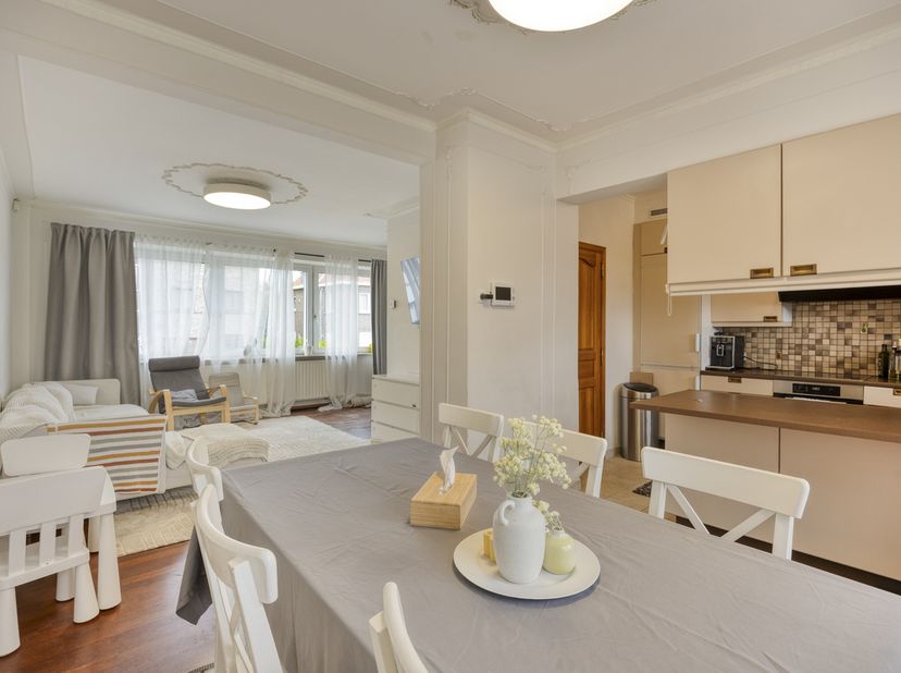 Cette maison familiale bien entretenue et bien entretenue est située dans une rue résidentielle calme de Strombeek-Bever et allie espace, confort et e