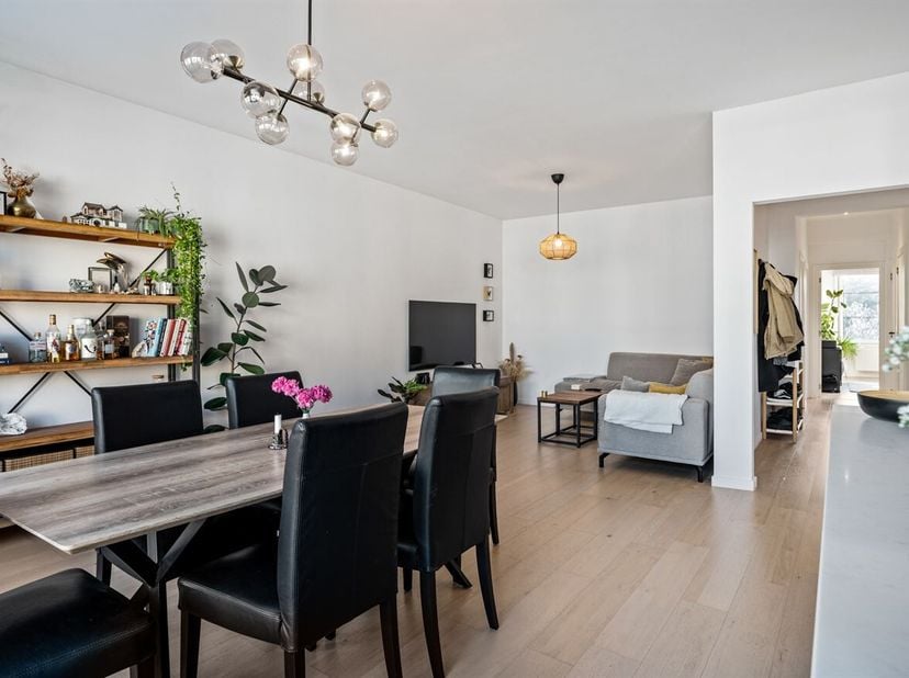 Appartement unique avec 2 chambres à coucher et terrasse spacieuse (ouest) avec garage et place de parking (à acheter pour une valeur de €40.000) sur