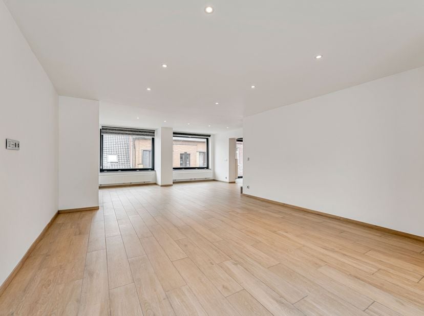 Ruim duplex appartement te koop in centrum Wevelgem<br />
We vinden het appartement op de eerste verdieping van een kleinschalige residentie met slech