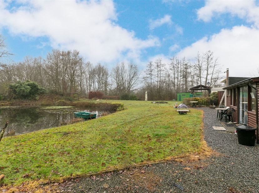 Chalet en staancaravan op twee percelen van samen 26a38ca groot met vijver te Ramsel (Herselt). <br />
https://www.herselt.be/permanente-bewoning-week