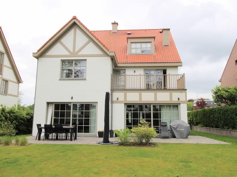 WOLUWE-SAINT-PIERRE, à proximité de la Place Dumon et de l'école Mater Dei. Superbe VILLA (5ch/4sdb) de 388 m² avec jardin. Elle se compose d'un hall