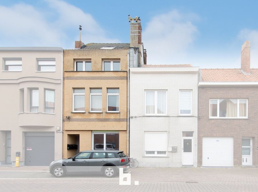 Vergunde meergezinswoning met 3 wooneenheden vlakbij de Hippodroom van Oostende.<br />
Deze opbrengsteigendom bestaat uit: BENEDENVERDIEPING: appartem
