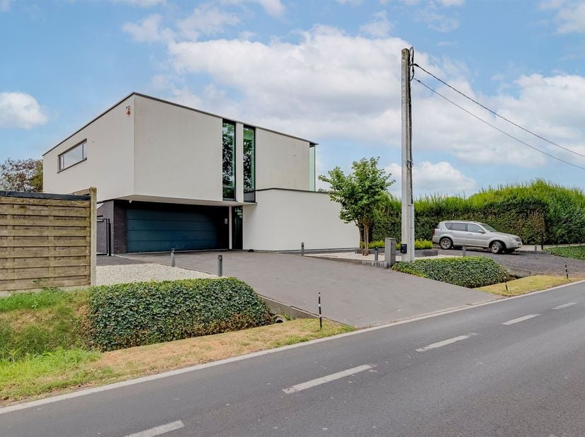 Welkom in Handelaar 1 te Kalmthout, waar moderniteit, ruimte en rust naadloos samenkomen. Deze indrukwekkende, volledig vrijstaande villa bevindt zich