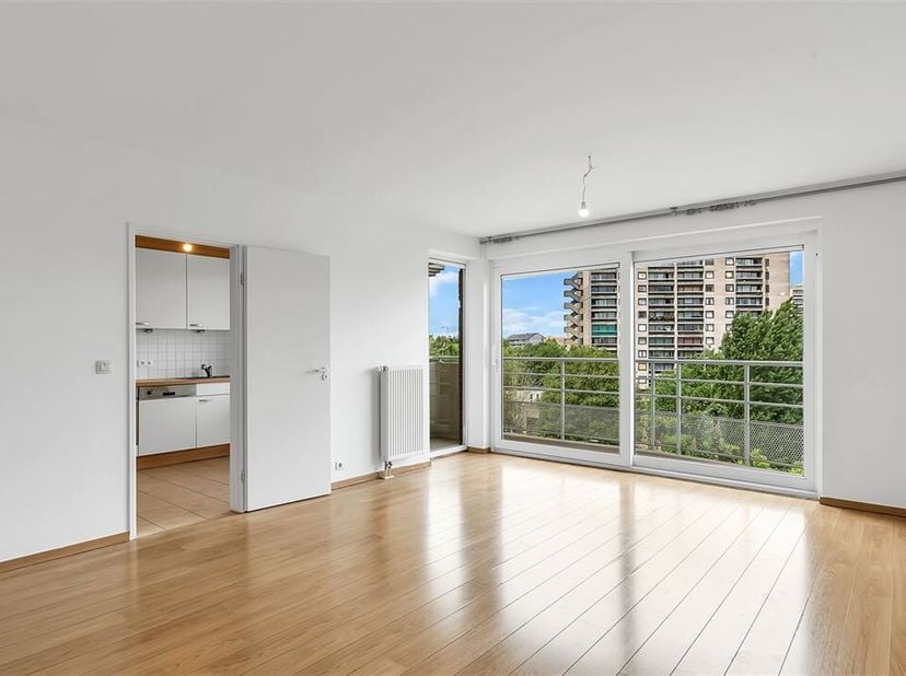 SINT-LAMBRECHTS-WOLUWE: Aangenaam 2 slaapkamerappartement met garage op een goede locatie.<br />
Dit appartement bevindt zich in een gebouw opgericht