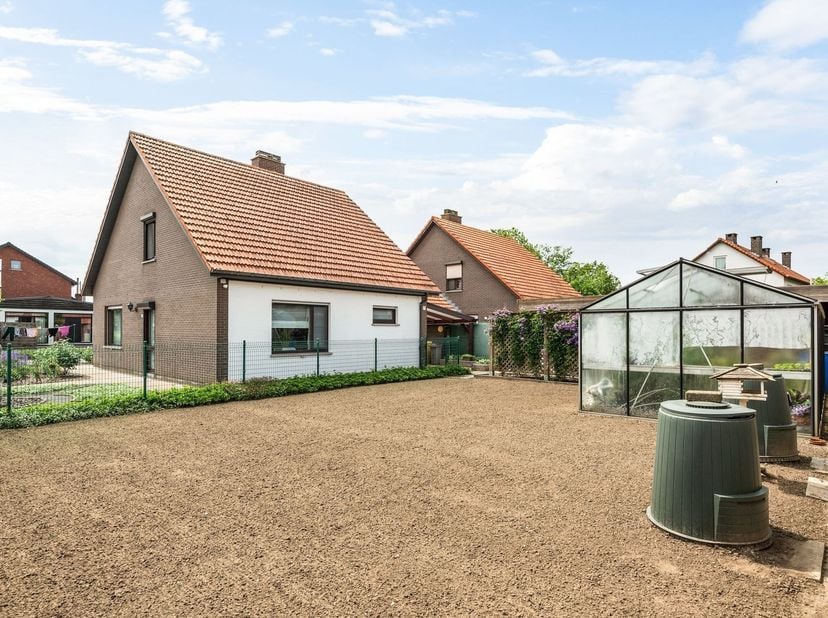 Woning met 4 slaapkamers, garage en tuin. Gunstig gelegen in een rustige woonwijk vlakbij het centrum.<br />
<br />
We betreden de woning via de ink