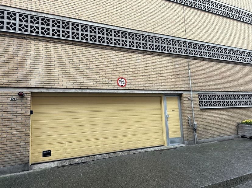 Autostaanplaats te huur op toplocatie in centrum Antwerpen!<br />
Deze autostaanplaats met laadpaal is ideaal gelegen in het centrum van Antwerpen. De