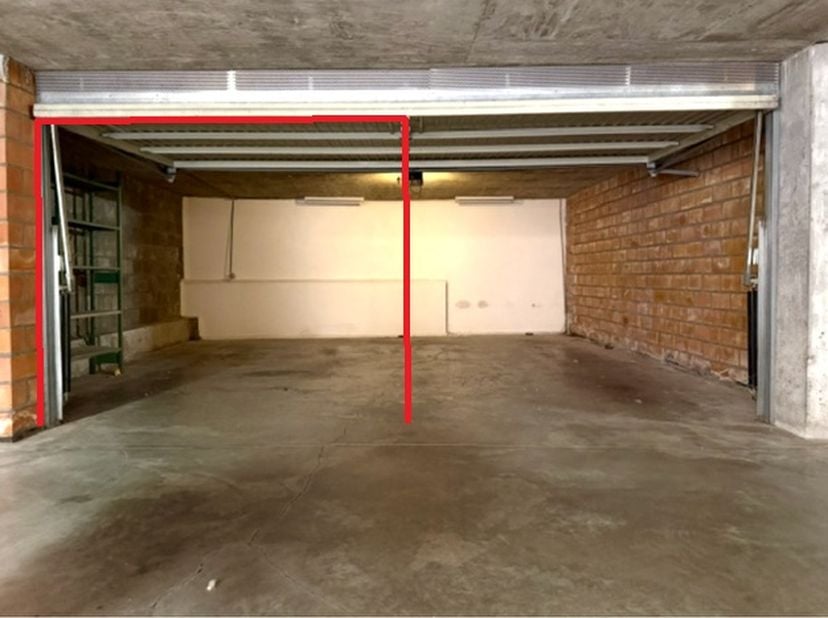 Linkerhelft van een afgesloten garage te huur op een uitstekende ligging in het centrum van Gent, vlak bij de ring, aan de Hubert Frère-Orbanlaan.<br
