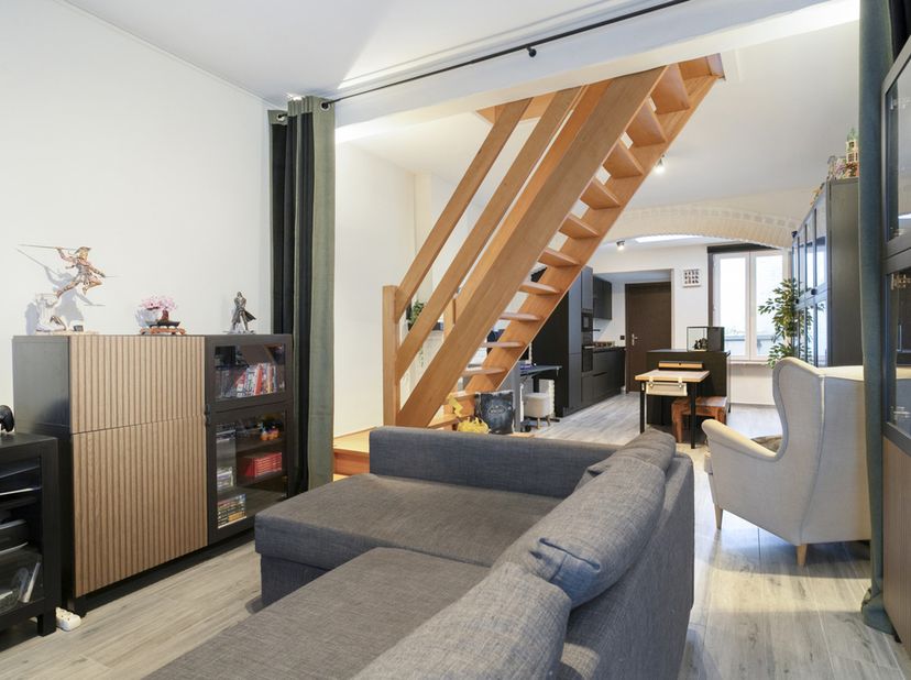 Cherchez-vous une maison de ville rénovée sans obligation de rénovation? Ne cherchez pas plus loin! Cette maison de ville, située à distance de marche