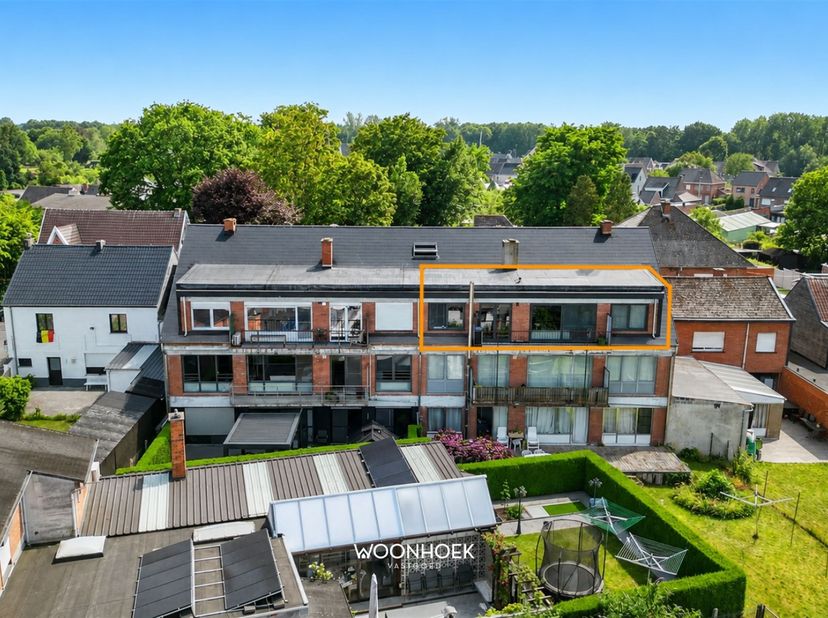 Cet appartement lumineux et économe en énergie, doté de deux chambres, allie une situation centrale à une agréable terrasse extérieure et à de superbe