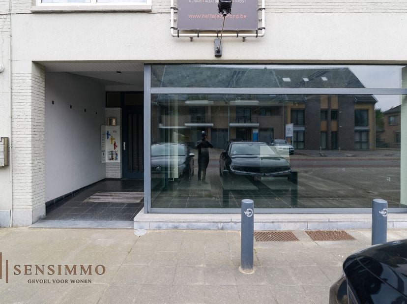 Op zoek naar de perfecte locatie voor uw winkel of bedrijf? Stap binnen in de wereld van mogelijkheden met onze schitterende commerciële winkelruimte