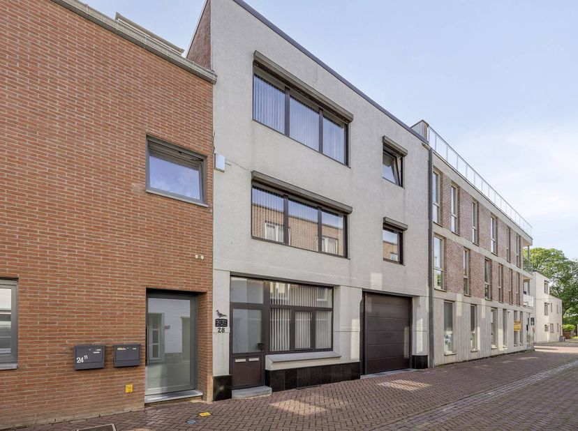 Het perceel is 209 m² groot en is volledig bebouwd.<br />
Wonen doe je op de verdieping waardoor je van voldoende privacy geniet, en dat midden in het