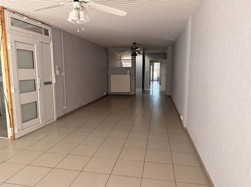 Appartement plain-pied dune superficie habitable de +/- 102 m² avec terrasse de 38 m² et 2 emplacements parkings privatifs.<br />
Logement idéalement