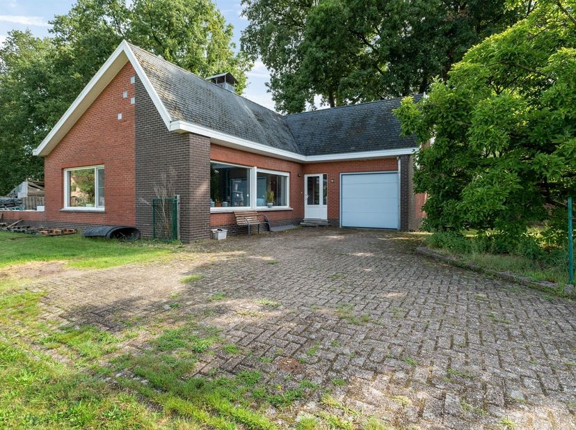 Op te frissen woning met retro allures op royaal perceel en eindeloze mogelijkheden te Sint-Job-in-t-Goor!<br />
<br />
De woning is als volgt inged