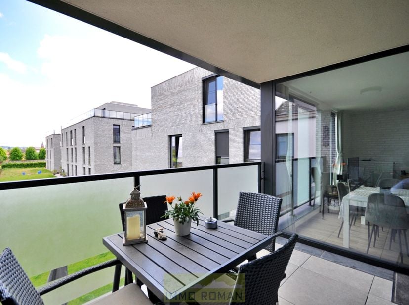 Quasi nieuwbouw appartement op wandelafstand van het stadscentrum van Ronse, met alle nodige voorzieningen en een vlotte bereikbaarheid. Het apparteme