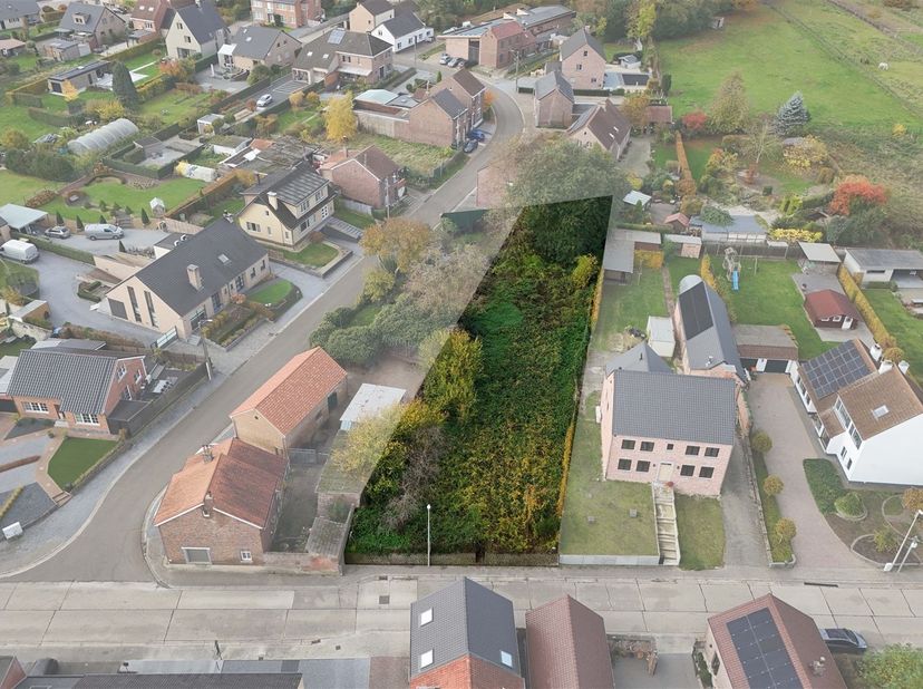 Gunstig gelegen knap perceel van 11a 88ca in groene omgeving<br />
<br />
Omgeving:<br />
+ Gelegen in een rustige, residentiële straat<br />
+ Ce
