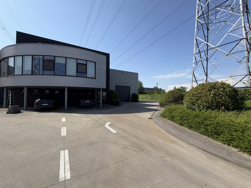 Entrepôt fonctionnel avec bureaux et espace extérieur à louer<br />
Commercial<br />
Entrepôt avec bureaux d’une superficie totale d’environ 1.675 m²,