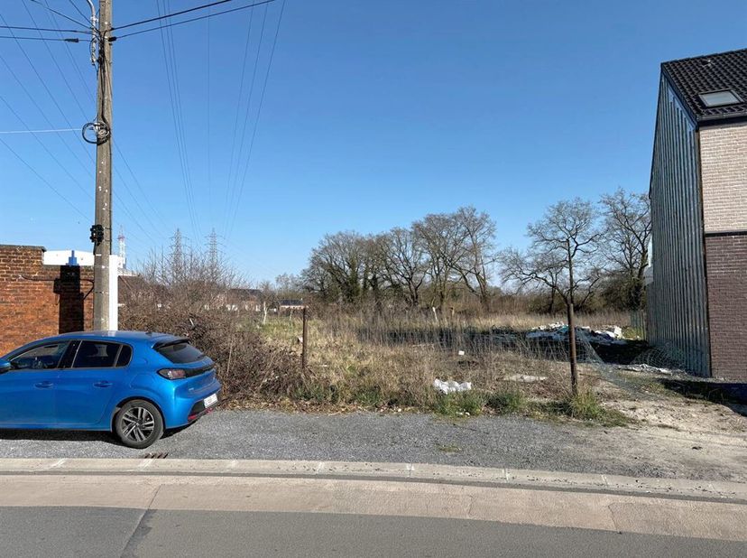 Prix: Offre à partir de 75.000 euros, frais d'agence non inclus et à charge de l'acquéreur.<br />
Terrain à bâtir situé en zone d'habitat.<br />
La fa