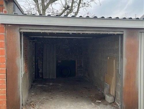                                         Box à vendre à Gent, € 20.000
