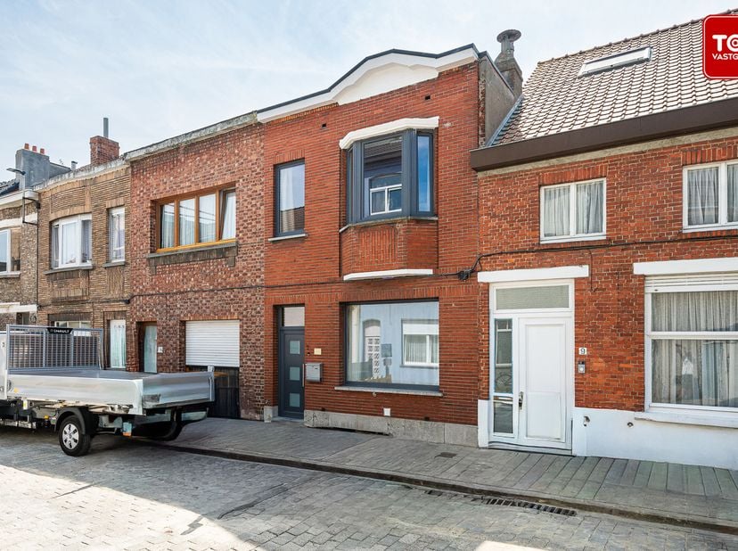 Deze instapklare woning biedt de ideale combinatie van comfort en een gunstige ligging. <br />
Bij het betreden van de woning komt u terecht in de ink