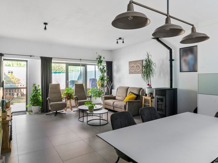 Op een gunstige locatie nabij het centrum van Niel bevindt zich deze ruime en instapklare gezinswoning. De woning werd in 2017 grondig gerenoveerd en
