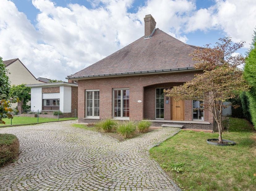 MAISON SPACIEUSE -<br />
À Oudegem, près de Termonde, vous trouverez cette maison spacieuse idéalement située à proximité des écoles et des axes routi