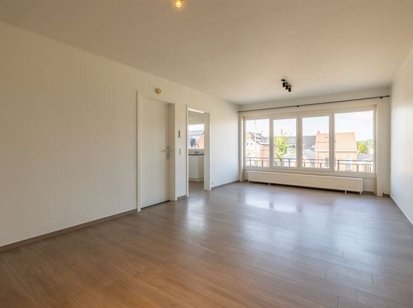 Appartement confortable de deux chambres à coucher situé au deuxième étage d'une petite résidence avec ascenseur. L'appartement se trouve à distance d