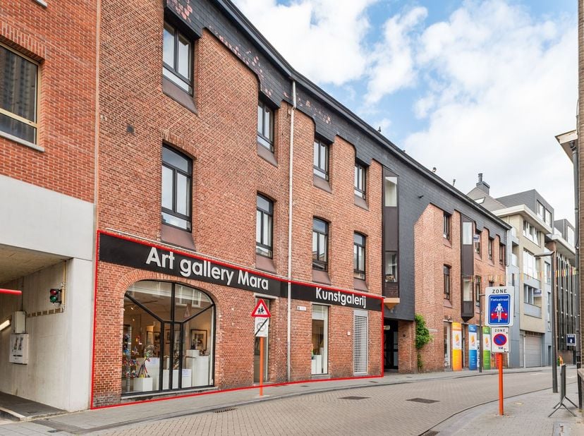 Handelsgelijkvloers op toplocatie in het centrum<br />
<br />
Deze handelsruimte biedt tal van mogelijkheden voor wie op zoek is naar een goed geleg