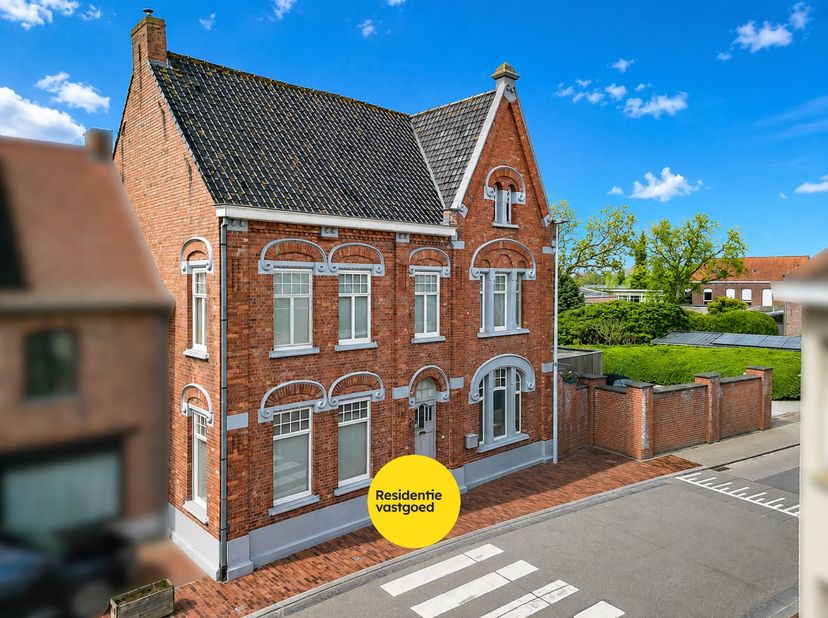Welkom in de Hogestraat 1, een gerenoveerd herenhuis in het landelijke Werken. De woning heeft een vlotte verbinding naar Diksmuide, Staden en centrum