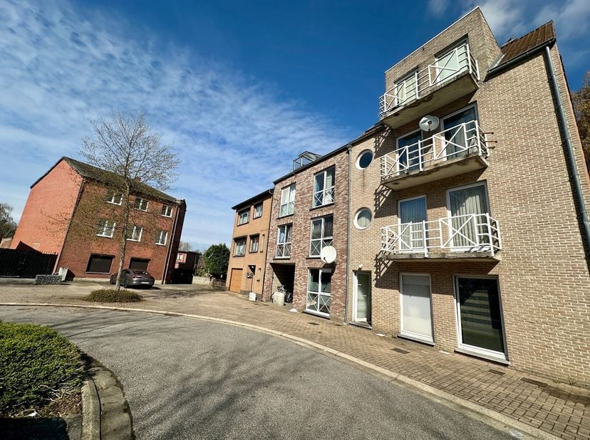 Bent u op zoek naar een interessante investering of een appartement met uitbreidingsmogelijkheden? Dit duplex dakappartement op de 3de verdieping bied
